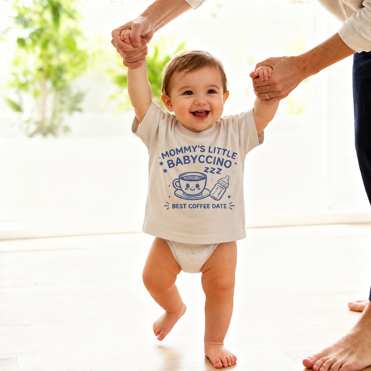 Baby trägt Daily Blue Babyccino T-Shirt als Lifestyle Mockup